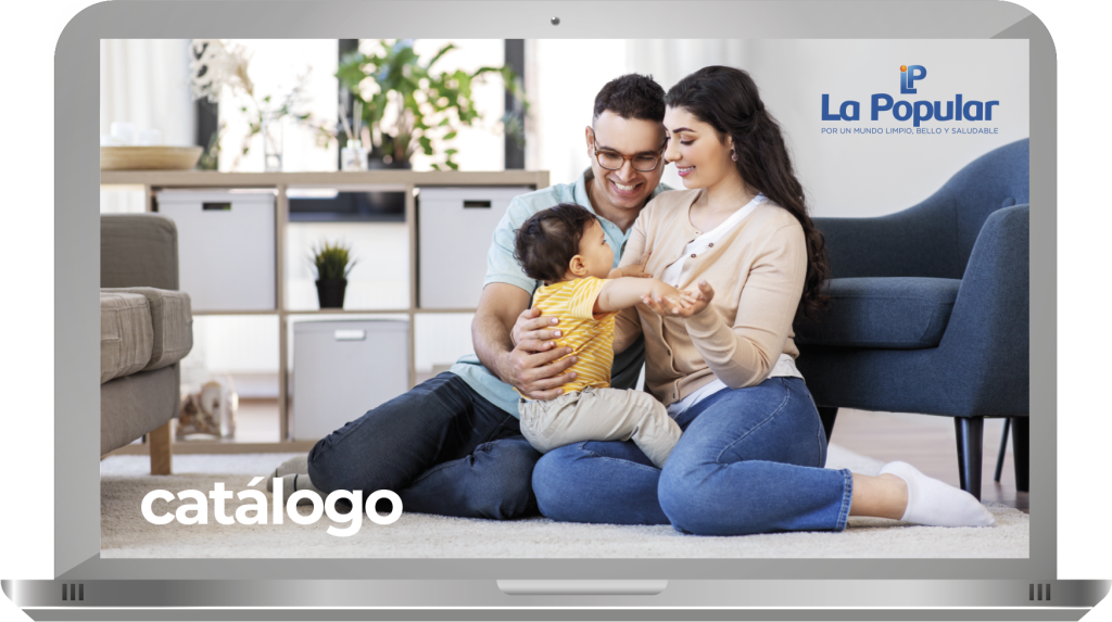 Una familia se sienta en el suelo de una sala de estar, con un bebé en brazos de sus padres. En la imagen se lee "catálogo" y "La Popular".