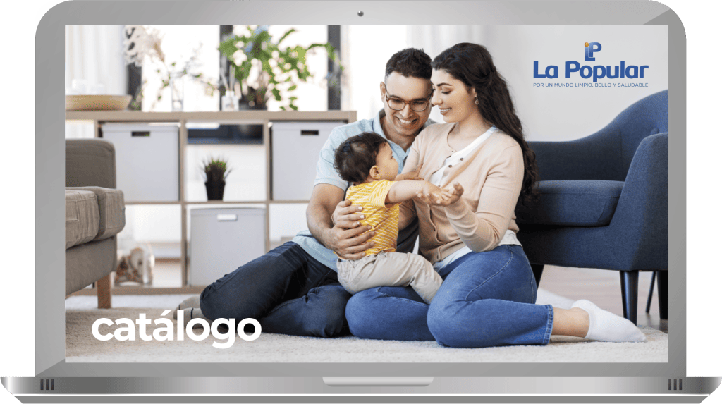 Una familia se sienta en el suelo de una sala de estar, con un bebé en brazos de sus padres. En la imagen se lee "catálogo" y "La Popular".