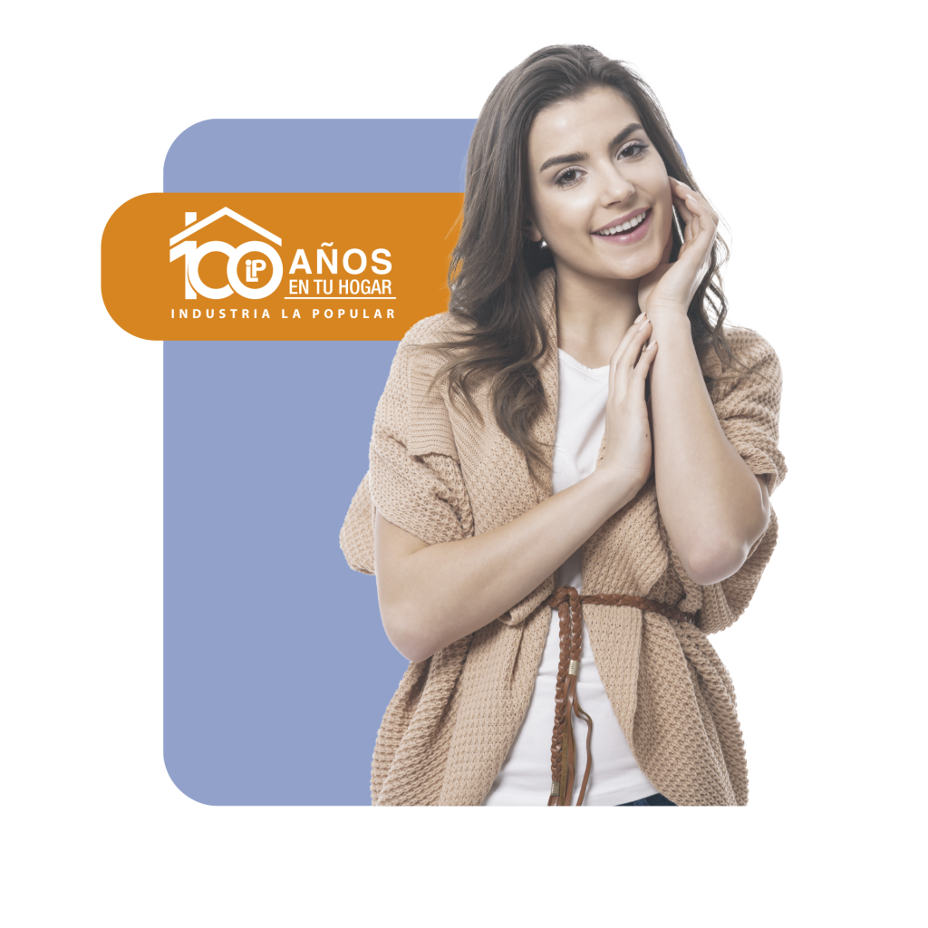 Una mujer sonriente posando frente a un logo de Industria La Popular, con una pancarta que dice "10 años en tu hogar", le da un toque elegante a la escena. Su alegría captura la esencia de la celebración, con un encabezado perfecto que enmarca este momento especial.