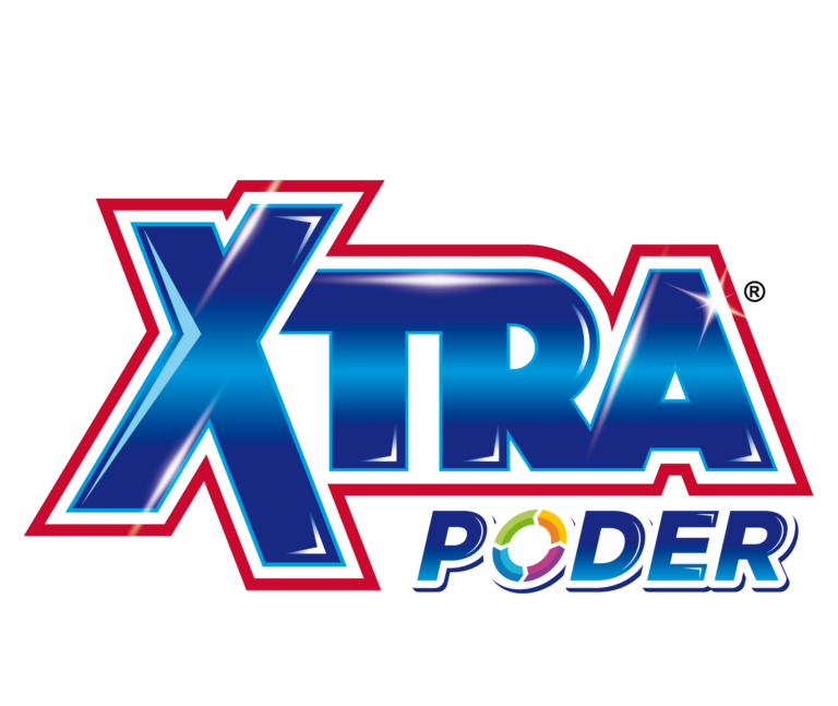 Logotipo con texto "XTRA" grande con borde azul y rosa y texto "PODER" más pequeño debajo, con un ícono circular multicolor dentro de la "O".